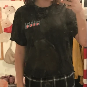 svart cropped t-shirt med tryck - svart cropped t-shirt med tryck, ”miami vice”. från h&m. ganska gott skick. 