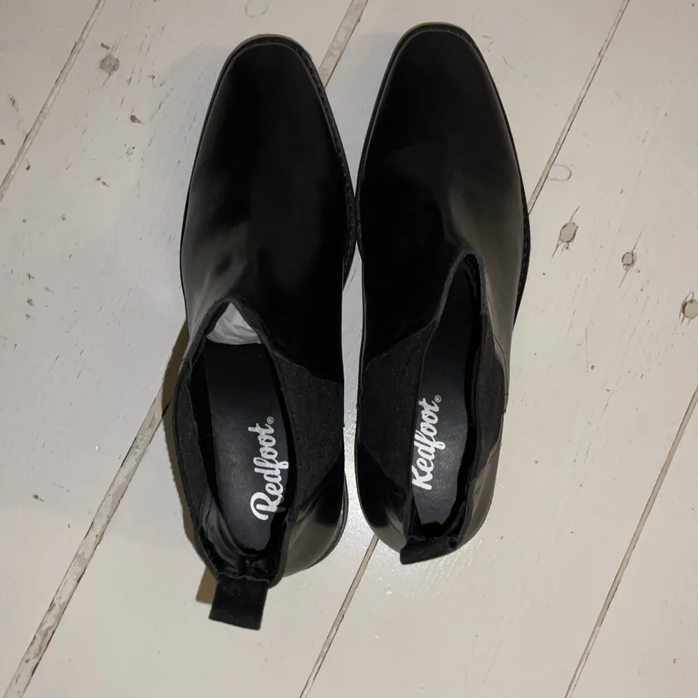 Säljer ett par Redfoot skor som aldrig är använda. De är gjorda i läder och i storlek 44 EU. Köpta för 1500:-, säljer pga att de aldrig kommit till användning. OBS! Priset kan diskuteras vid snabb affär! . Skor.