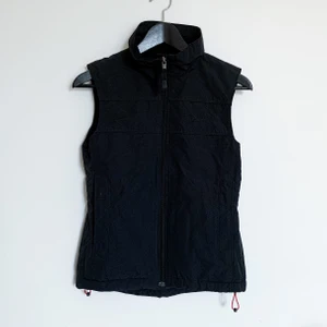 Väst, Race Marine - Sparsamt använd, nu för liten. Svart väst som är perfekt för mellansäsongerna eller kyliga sommarkvällar. Smidiga fickor med dragkedja. Går att justera nedtill. Härlig krage som skyddar mot vinden. Stl 34. 📦 Swish gäller. Möts / köpare står för frakt. Djurfritt & rökfritt hem.