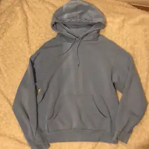 Blå hoodie från monki, använd ganska mycket men är i bra skick💛