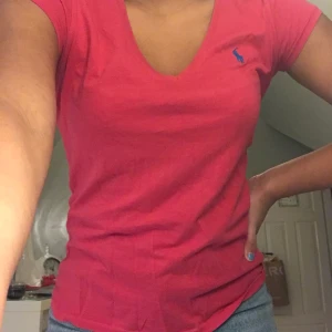 V-ringad T-shirt i storlek S - En mörk rosa V-ringad T-shirt i storlek S                       Frakten kostar 44kr