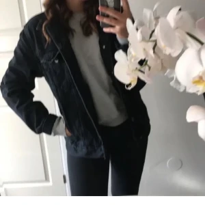 Jeansjacka  - Säljer nu min sjukt snygga jeansjacka som är perfect nu till våren/sommar. Använd en gång nypris 400 mitt pris 200+ frakt