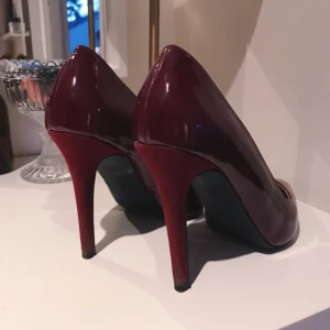  - Vinröda pumps från zara. Möts i Sthlm eller fraktar mot fraktkostnad. 