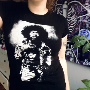  - Coolaste tröjan inhandlad secondhand, avklippta ärmar, något sliten därav det låga priset! Men helt klart cool 👌🏻