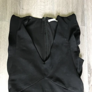  - Svart vanlig klänning från Zara med volanger vid armvecken. Tycker inte bilderna visar rättvisa då den är mycket snyggare i verkligheten.