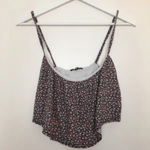  - Crop top/linne från BikBok i bra skick! Blommigt mönster.