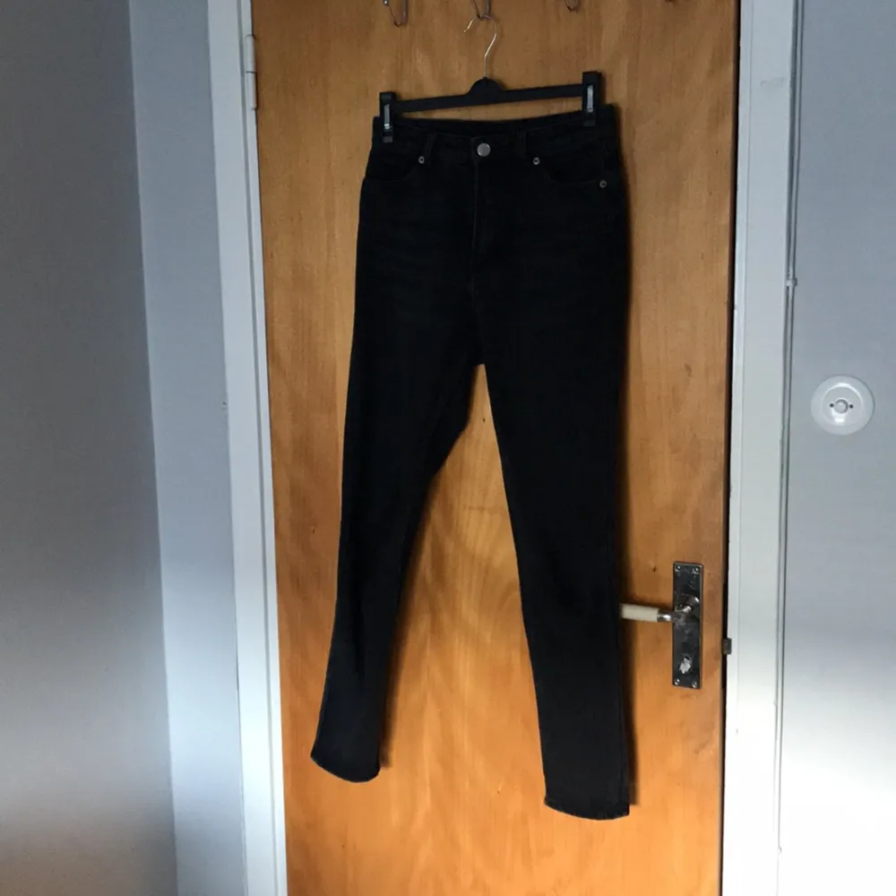 Mom jeans från monki. Endast provade, säljer då de tyvärr är för små för mig. Frakt tillkommer🌸. Jeans & Byxor.