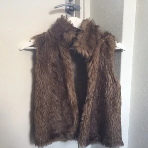  - Pälsväst (ej äkta päls)