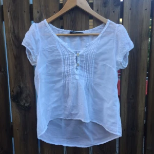  - Sötaste blusen! Flitigt använd men inga tecken på att den är sliten eller ful. Passar XS-S. !!Behövs strykas!! För fler bilder eller frågor, skriv bara! 🌿