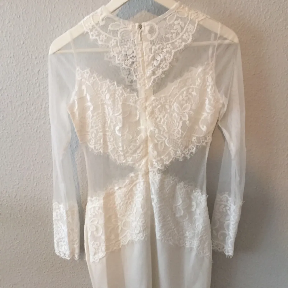 Jättefin vit klänning köpt på imso.com. Klänningar.