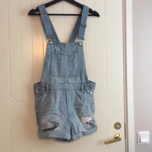  - Oanvända hängselbyxor.  Köparen står för frakten.  Betalning sker via 