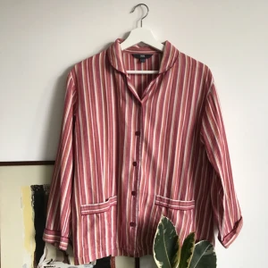  - Snygg pyjamasskjorta. Inköpt second hand i Budapest :) 