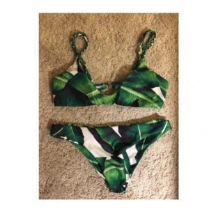  - Jättefin bikini från Zaful i bra kvalitet! Jag säljer den eftersom den tyvärr för stor i bysten😊. Jag skulle nog säga att toppen är i L och underdelen i M!  Den är bara testad med trosor på!😊 Köparen står för frakt.