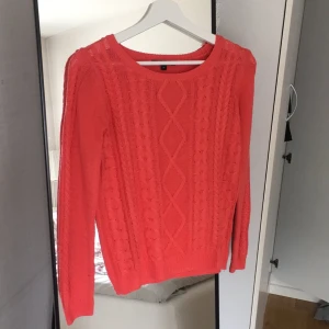  - Orange stickad tröja, skönt material, kliar inte 