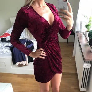  - Så snygg klänning från Nelly i mockaliknande tyg. Vinröd. Köpt för 399, och aldrig använd. 