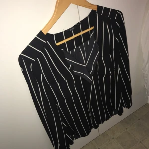  - Säljer två fina blusar, båda är från Lindex. Fint skick på båda, den vita är i storleken 38 och den svart/vita 40.