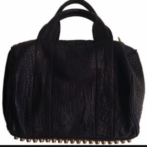 Alexander Wang Rocco Bag  - Begagnad äkta Alexander wang Rocco bag i svart. Lite sliten i kanterna men i fint skick, nypris ca 8000,-   Säljer nu för 2000,-  Finns på Maria park, Helsingborg.   