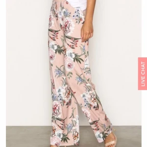  - Helt nya och oanvända byxor. Vida och somriga! De är i bra skick då de är oanvända. Väldigt sköna OCH väldigt snygga.