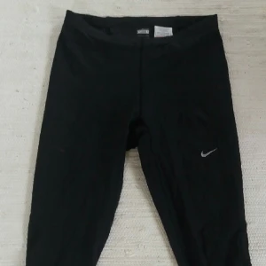  - Träningstight från Nike stl L. Höga i midjan och dragkedja med ficka på baksidan. 