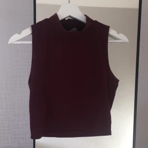  - Vinröd croptop från Gina! Använd men mycket bra skick. Färgen stämmer bra med andra bilden. Passar XS-S