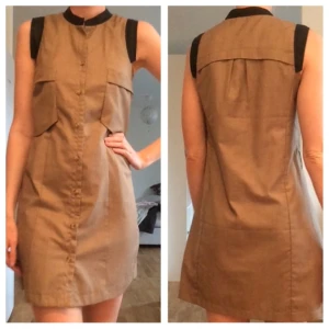  - Beige klänning från Jeane Blush strl XS. Passar även om man brukar ha storlek S. Köparen står för eventuell fraktkostnad och betalning görs via swish.