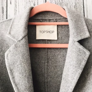  - Kappa i filt från Topshop. Kappan är längre i modellen. Säljer för 300kr, frakt tillkommer.