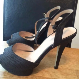  - Skor från Bianco. Använd ett fåtal gånger. Svarta med snake mönster. Stl: 39. Djur och rökfritt. 