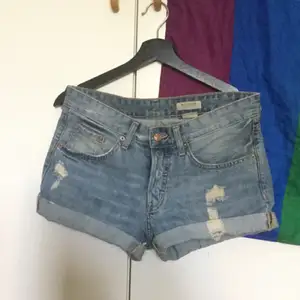 Baggy jeansshorts i storlek 36. Men eftersom det är en baggy modell så passar dom säkert upp till storlek 38 beroende på hur man vill att dom ska sitta!