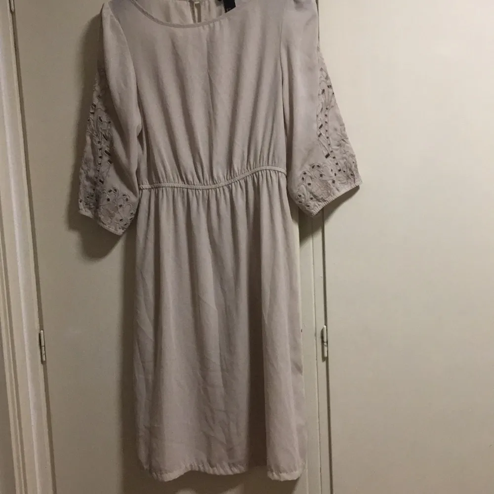 Söt klänning med broderier från H&M. Band tillhörande klänningen medföljer. . Mekot.