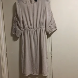  - Söt klänning med broderier från H&M. Band tillhörande klänningen medföljer. 