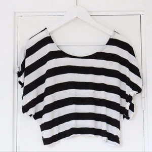  - Snygg randig magtopp från BIKBOK. Använd ett fåtal gånger, men fortfarande i fint skick! 