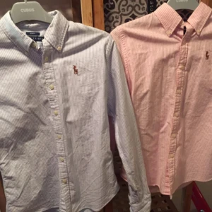  - Äkta Ralph Lauren skjortor Modell: slim fit Står 0 och 2 och båda passar mig som har XS/s  200kr/st eller 400kr för båda!  Nypris ligger på cirka 1000kr