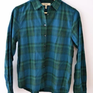  - Skjorta från Whyred storlek 34. Använd ett fåtal gånger. Nypris runt 1000kr. Kan mötas upp & tar swish. 