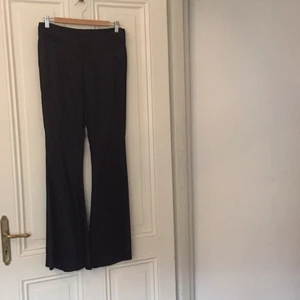  - Väldens finaste svarta byxor från Acne i glansig satin. OBS! Har spruckit vid sömmen på insidan av låren på båda sidor, enkelt att sy in om man är händig, och saknar en knapp till fickan på baksidan (fyller dock ingen funktion). Annars är de i superfint skick! Storlek 36. 