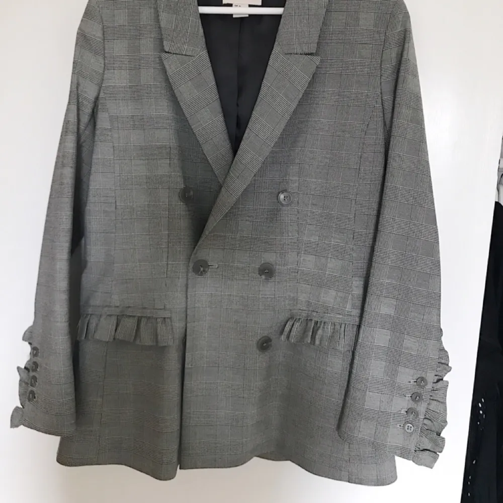 Very cool checked jacket/blazer from H&M with cute details on pockets and sleeves. Used once only, due to wrong size. But I really love it and it hurts to sell it! ❤️. Jackor.