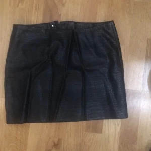  - Svart fuskläder kjol från hm med ormmönster struktur 