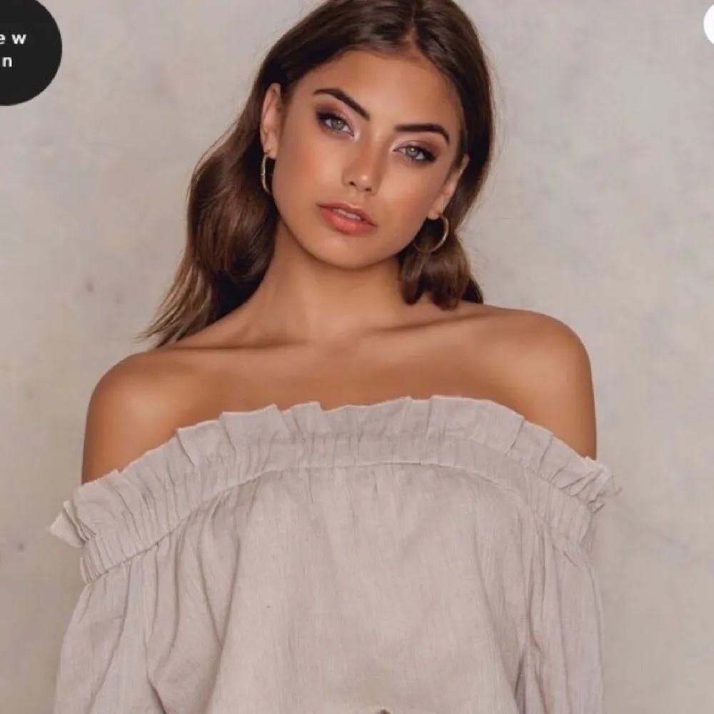 Off shoulder top  Bomull & Linné kvalité Ord. Pris 699 kr   Använd 1 gång  . Skjortor.