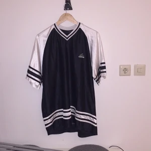  - Vet tyvärr inte storlek då bröderna klippt bort lappen men skulle säga att de passar ända upp till en L