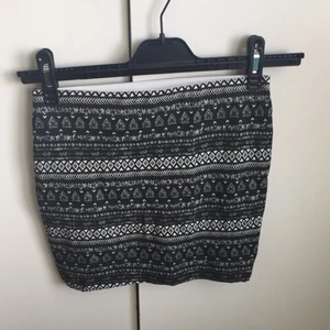  - Jättefin mönstrad kjol. Köpt i Spanien. Kjolen är i S men passar även en XS. Använd 1-2 gånger 