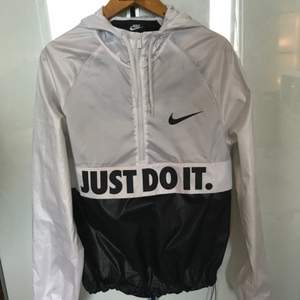 Snygg jacka från Nike, köpt för 700 kronor, använd ett 10-tal gånger.