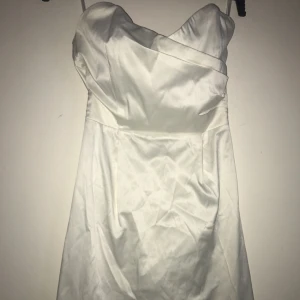  - Använd en gång, sidenklänning, mjölkvit. Kort. Omlott vid bysten 