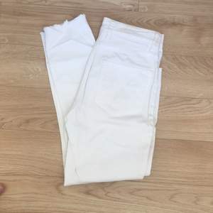 Snygga vita jeans med fransar nedtill