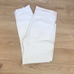  - Snygga vita jeans med fransar nedtill