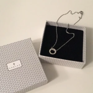  - Aldrig använt Edblad, den silvriga med stenar inuti ringen