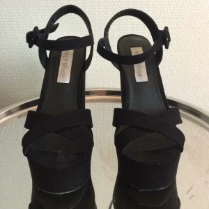  - Använda en gång, från Nelly. Klackhöjd: 13 cm, platåhöjd: 4.  (Säljer pågrund av en knäskada som gör att jag inte kan ha klackskor för tillfället) 
