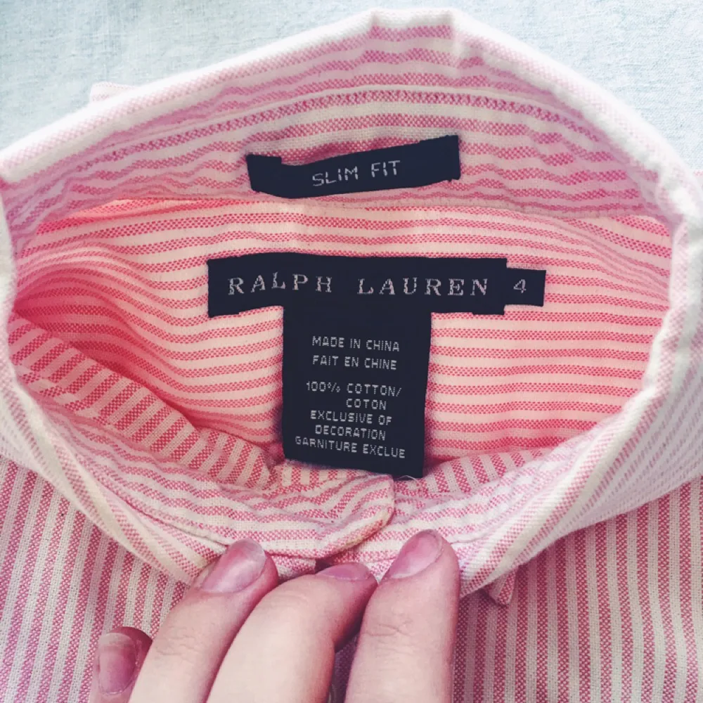 Rosa skjorta från Ralph Lauren i storlek 34, är i modellen slim fit och sitter väldigt fint på! Säljer skjortan för 350:- eller tillsammans med en likadan skjorta i färgen grön för 600:- tillsammans. Köparen står för eventuell frakt 🌸. Skjortor.