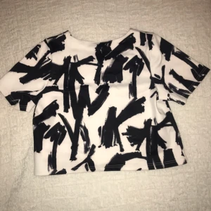  - Mönstrad croptop, använd sparsamt. Som ny!