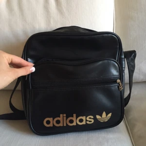  - Äkta Adidas väska i svart "skinn". Nypris: 599;-