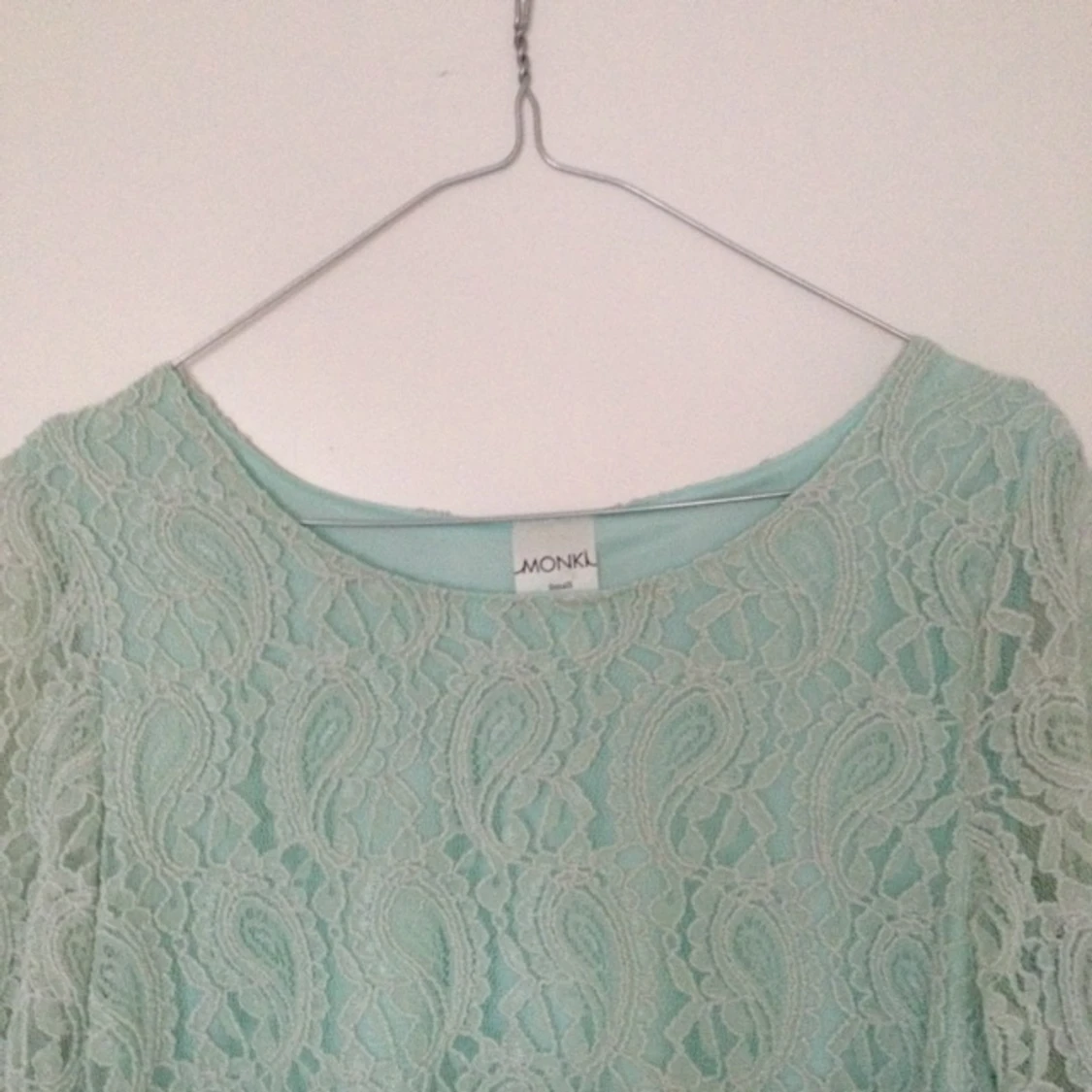 Mintgrön spetsklänning från monki, knappt använd - 1383649885