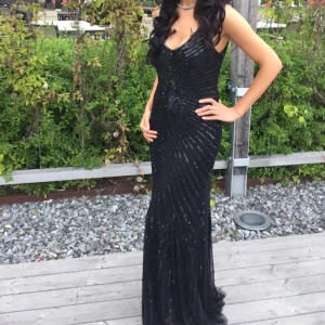  - Handsydd klänning med paljetter på, har använts en gång